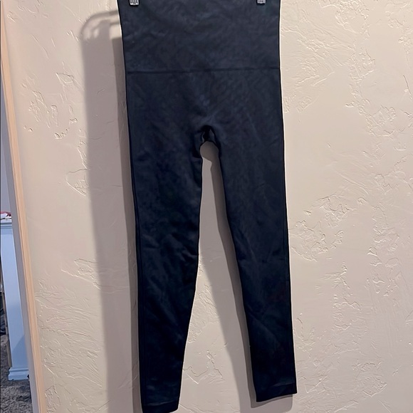 SPANX Pants - Spanx Look At Me Now Patterned Cropped Leggings